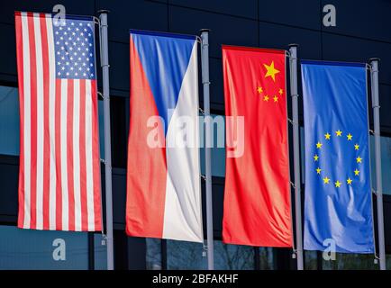 Bandiere (L-R) degli Stati Uniti d'America, della Repubblica Ceca, della Repubblica popolare Cinese, dell'Unione europea, sono visibili a Repolov, Mlada Boleslav, Repubblica Ceca Foto Stock