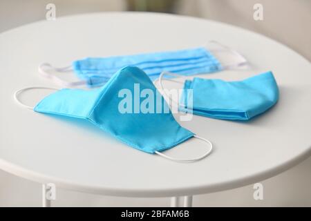 Maschere mediche protettive sul tavolo Foto Stock