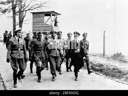 Himmler e altri funzionari delle SS visitano il famigerato campo di concentramento di Mauthausen nel 1941 Heinrich Luitpold Himmler 7 ottobre 1900 – 23 maggio 1945) Foto Stock