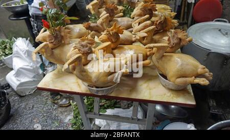 mercato di strada scena ad hanoi in vietnam Foto Stock