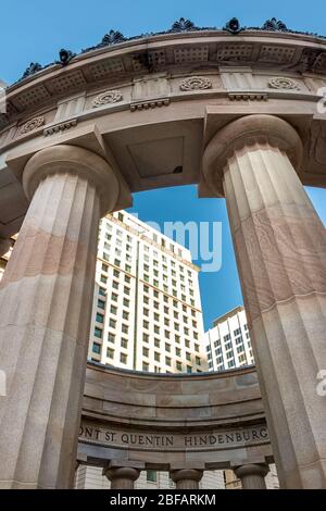 La Piazza ANZAC e il monumento ai caduti si trovano tra Ann Street e Adelaide Street. Foto Stock