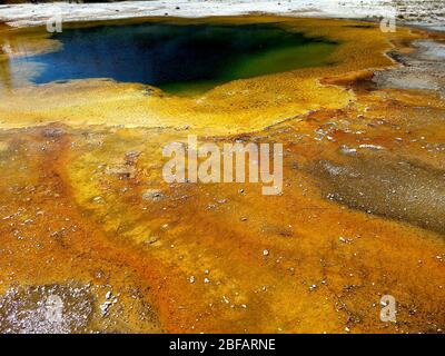 Piscina colorata Rainbow al Black Sand Basin, Parco Nazionale di Yellowstone. Foto Stock