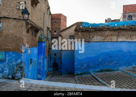 Case e edifici di colore blu e bianco a Chefchaouen Marocco Foto Stock