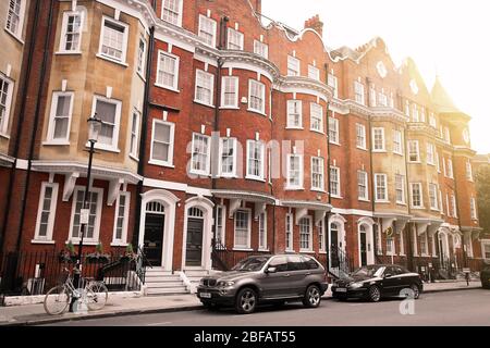 Case in mattoni lungo Draycott Place e Cadogan Gardens vicino Cadogan Square, nel quartiere esclusivo e ricco di Chelsea, Londra Foto Stock