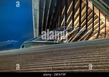 Dettaglio delle scale e ingresso dell'Opera House di notte, Sydney. Foto Stock