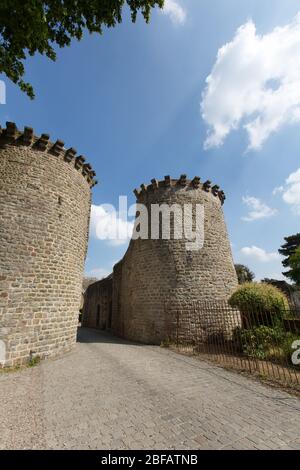 Villaggio di St Valery sur Somme, Francia. Vista pittoresca della Porte Jeanne d'Arc di Saint-Valery-sur-Somme. Foto Stock