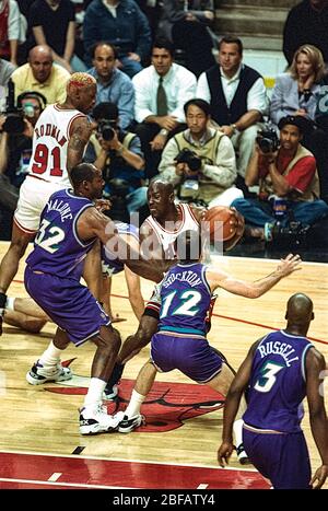 Michael Jordan si è sfidato contro Karl Malone e John Stockton dello Utah Jazz durante le finali dell'NBA 1997 Foto Stock