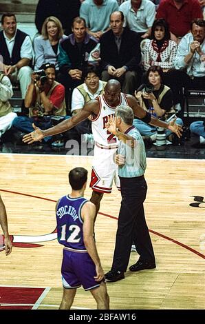 Michael Jordan si lamenta del referente mentre gareggia contro lo Utah Jazz durante le finali dell'NBA 1997 Foto Stock