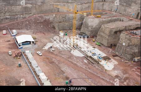 Vista aerea del cantiere, nuovo cantiere con gru e materiali da costruzione. Vista dall'alto dell'antenna esterna del cantiere. Foto Stock