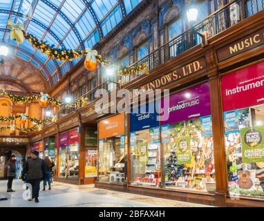 Decorazioni natalizie in Central Arcade, galleria commerciale edoardiana costruita nel 1906, a Newcastle upon Tyne, Inghilterra. REGNO UNITO Foto Stock