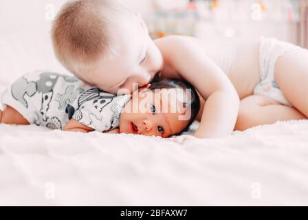 Fratello maggiore con il fratello neonato. concetto di famiglia di amore  Foto stock - Alamy