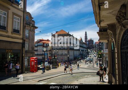 Porto, Portogallo - 23 giugno 2017: Le persone camminano per le strade del centro città vicino alla stazione di Sao Bento durante il giorno della città Foto Stock