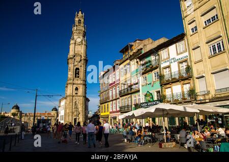 Porto, Portogallo - 24 giugno 2017: La gente cammina per le strade del centro città vicino a Torre dos Clerigos durante il giorno della città Foto Stock