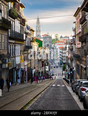 Porto, Portogallo - 24 giugno 2017: Le persone camminano per le strade del centro città vicino alla stazione di Sao Bento durante il giorno della città Foto Stock