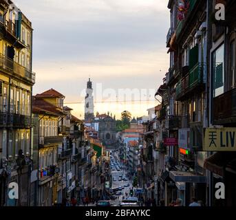 Porto, Portogallo - 24 giugno 2017: Le persone camminano per le strade del centro città vicino alla stazione di Sao Bento durante il giorno della città Foto Stock