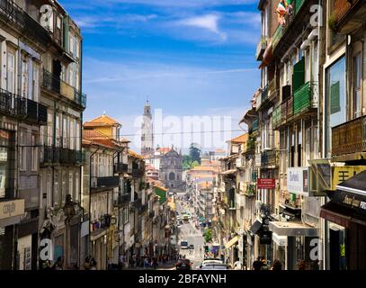 Porto, Portogallo - 25 giugno 2017: Le persone camminano per le strade del centro città vicino alla stazione di Sao Bento durante il giorno della città Foto Stock