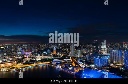 Vista aerea dell'area del centro cittadino di Singapore di notte. Foto Stock