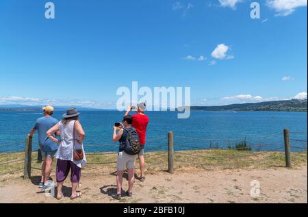 Turisti sul lungolago a Taupo, Lago Taupo, Nuova Zelanda Foto Stock