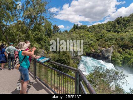 Turisti alle cascate Huka sul fiume Waikato, Lago Taupo, Nuova Zelanda Foto Stock