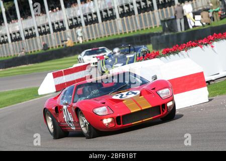 2010 GOODWOOD Revival - Whitsun Trophy gara per 1963-1966 vetture sportive - Ray Bellm e 1966 Alan Mann ford GT40 Foto Stock