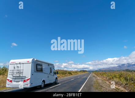 Motorhome sulla SH47 nel Parco Nazionale di Tongariro, Nuova Zelanda Foto Stock