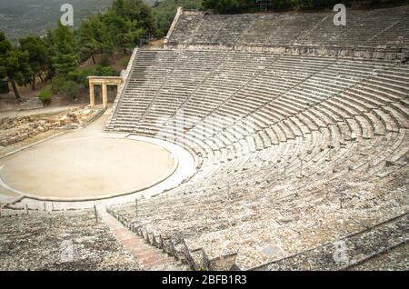 Peloponneso, Grecia - 12 maggio 2016: Antico anfiteatro greco Epidauro Foto Stock