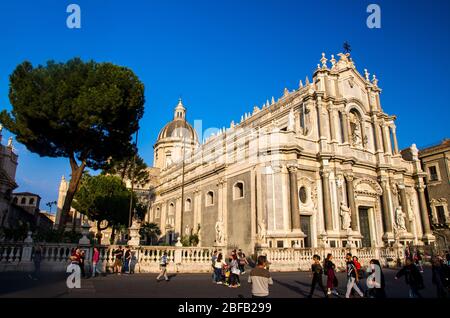 Italia, Catania, 12 maggio 2018: Cattedrale di Santa Agatha e persone a piedi in Piazza del Duomo nella bella giornata estiva nel centro di Catania, Foto Stock