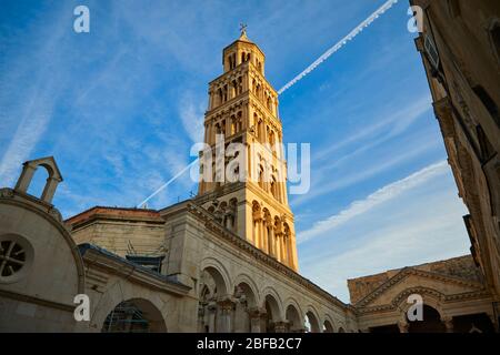 Il campanile della Cattedrale di San Domnio domina la scena del Peristilio di Palazzo di Diocleziano a Spalato, Croazia. Foto Stock