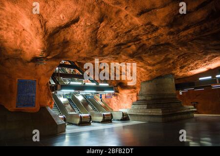 Svezia, Stoccolma, 30 maggio 2018: Metropolitana Tunnelbana stazione Radhuset (linea blu, stazione centrale) con scala mobile e arancione marrone motivi Foto Stock