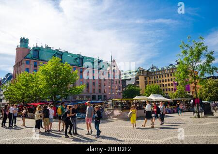 Svezia, Stoccolma, 29 maggio 2018: I giovani giocano, camminano e trascorrono del tempo a Hotorget Square vicino all'Haymarket Scandic Hotel nel centro della città Foto Stock