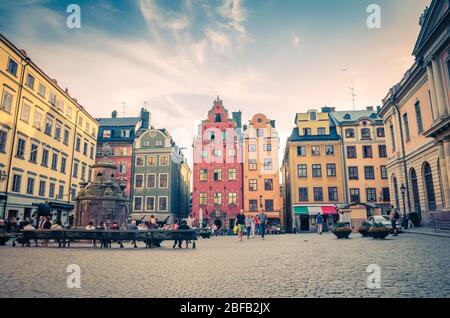 Svezia, Stoccolma, 29 maggio 2018: Edifici tipici tradizionali con pareti colorate, Museo Nobel e fontana in piazza Stortorget nel quartiere della città vecchia Foto Stock