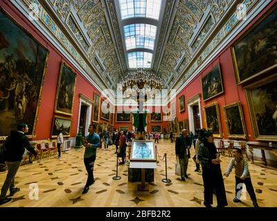 Turisti che guardano dipinti nella Sala dello Skylight Italiano, Museo di Stato dell'Hermitage, San Pietroburgo, Federazione Russa Foto Stock