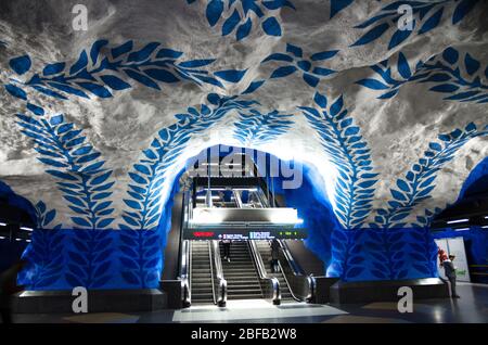 Svezia, Stoccolma, 30 maggio 2018: Metropolitana Tunnelbana stazione T-Centralen (linea blu, stazione centrale) con scala mobile e bianco blu motivi Foto Stock