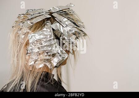 Lamina sui modelli di capelli. Processo di sbianca o tintura. Salone di bellezza, colorazione dei capelli alla moda. Spazio di copia Foto Stock