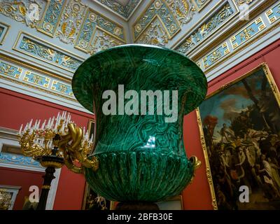 Grande vaso di malachite, Sala dello Skylight Italiano, Museo di Stato dell'Hermitage, Palazzo d'Inverno, San Pietroburgo, Federazione Russa Foto Stock