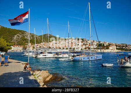 Barche a vela linea il porto sulla città isola di Hvar, Croazia Foto Stock