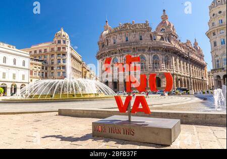 Genova, Italia, 11 settembre 2018: Lettere rosse Genova più di questa frase su Piazza De Ferrari, la fontana e il Palazzo della Nuova Borsa Pa Foto Stock