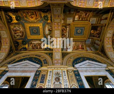 Decorazioni colorate nelle logge di Raffaello, Museo dell'eremo di Stato, Palazzo d'Inverno, San Pietroburgo, Federazione Russa Foto Stock