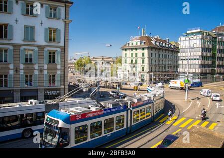 Zurigo, Svizzera - 13 settembre 2016: Tram cittadino nella piazza della città di Zurigo, Svizzera Foto Stock