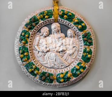 Madonna con Bambino maiolica del XVI secolo, San Giovanni Battista & Angeli di Benedetto Buglioni, Museo di Stato dell'Ermitage, San Pietroburgo, Russia Foto Stock