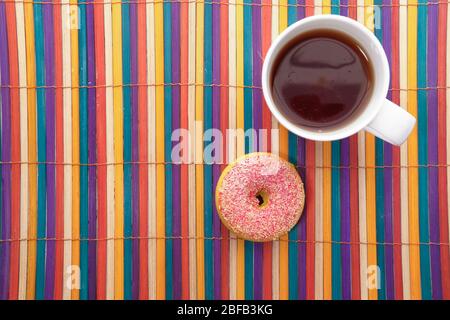 vista ad angolo alto di ciambelle e caffè sul tavolo. Foto Stock