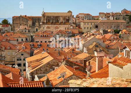 Vista sui tetti di piastrelle di argilla della Città Vecchia di Dubrovnik, Croazia con il Mar Mediterraneo sullo sfondo Foto Stock