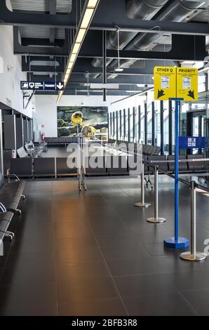 Charleroi, Bruxelles, Belgio - 17 marzo 2020: Terminal aeroportuale vuoto nell'aeroporto belga. Porta senza persone. Limitazione della corsa dovuta a pandemia di coronavirus. Arresto COVID-19. Voli annullati. Foto Stock