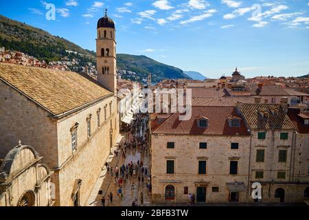 Vista dello Stradun (Placa) con la Chiesa Francescana e la Chiesa di San Salvatore in primo piano a Dubrovnik, Croazia. Foto Stock