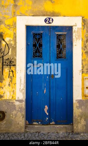 Aveiro, Portogallo - 13 giugno 2017: Porta colorata nella parte storica della città Aveiro Foto Stock