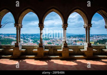 Leiria, Portogallo - 24 giugno 2017: Vista della città di Leiria dalla finestra arco del castello Leiria Foto Stock