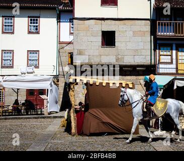 Guimaraes, Portogallo - 24 giugno 2017: Celebrazione della festa della città e battaglia di Sao Mamede Man Warrior on Horse Foto Stock