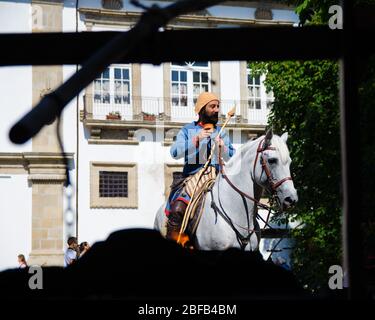 Guimaraes, Portogallo - 24 giugno 2017: Celebrazione della festa della città e battaglia di Sao Mamede Man Warrior on Horse Foto Stock