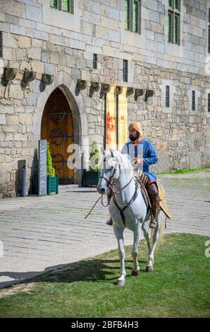 Guimaraes, Portogallo - 24 giugno 2017: Celebrazione della festa della città e battaglia di Sao Mamede Man Warrior on Horse Foto Stock