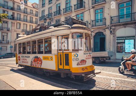 Lisbona, Portogallo - 15 giugno 2017: Famoso tram giallo 28 a Lisboa in piazza Largo Lu s de Camoes Foto Stock